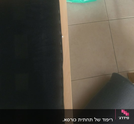 ריפוד שחור מהודק למסגרת עץ עם סיכות